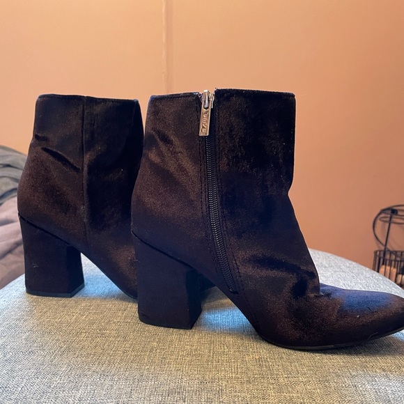 Velvet heeled ankle boots - Picture 4 of 4